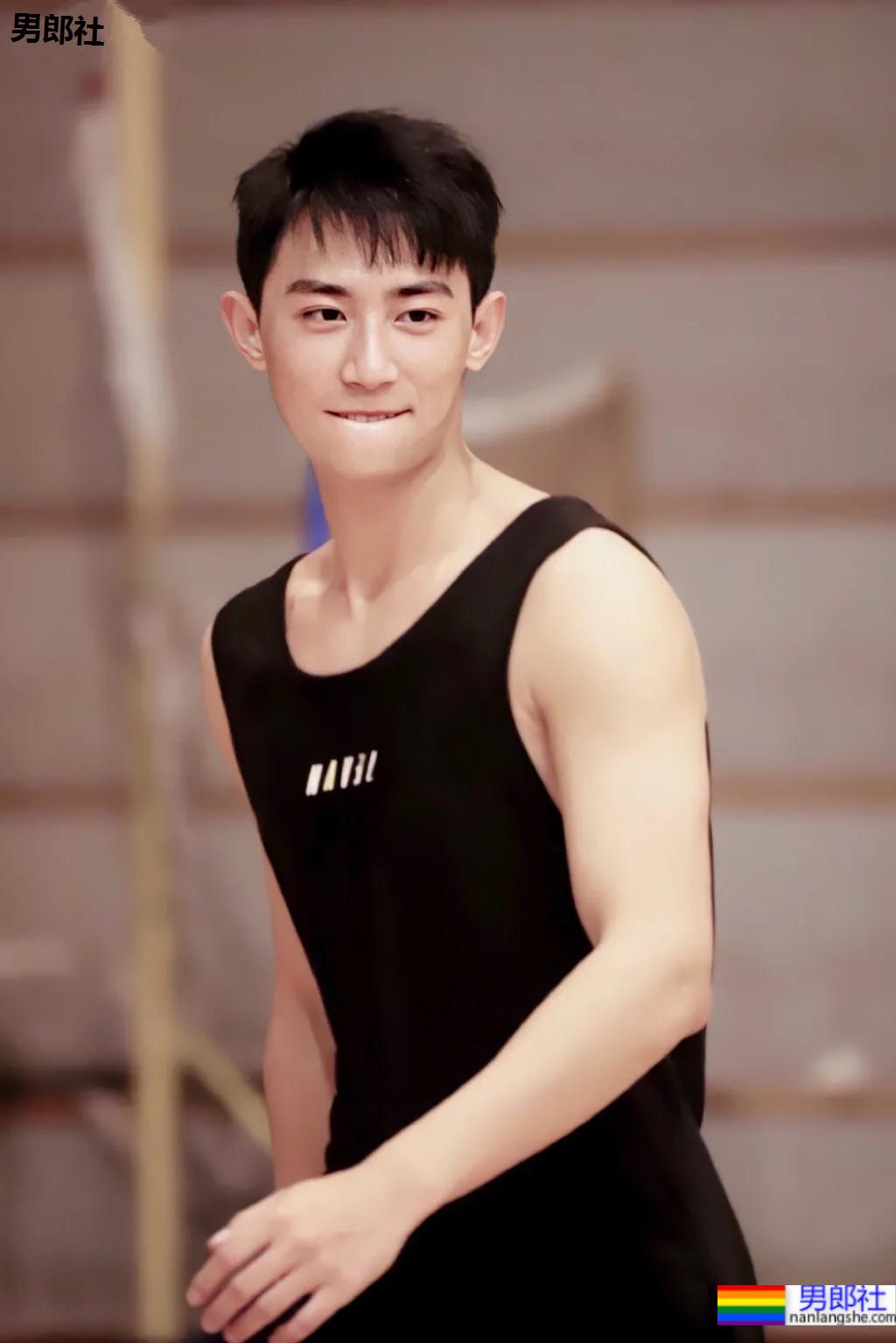 寸头薄肌小狼狗帅出圈,又狼又奶的这张脸也太可了吧! - 51虹马 寸头薄肌小狼狗帅出圈,又狼又奶的这张脸也太可了吧! - 51虹马