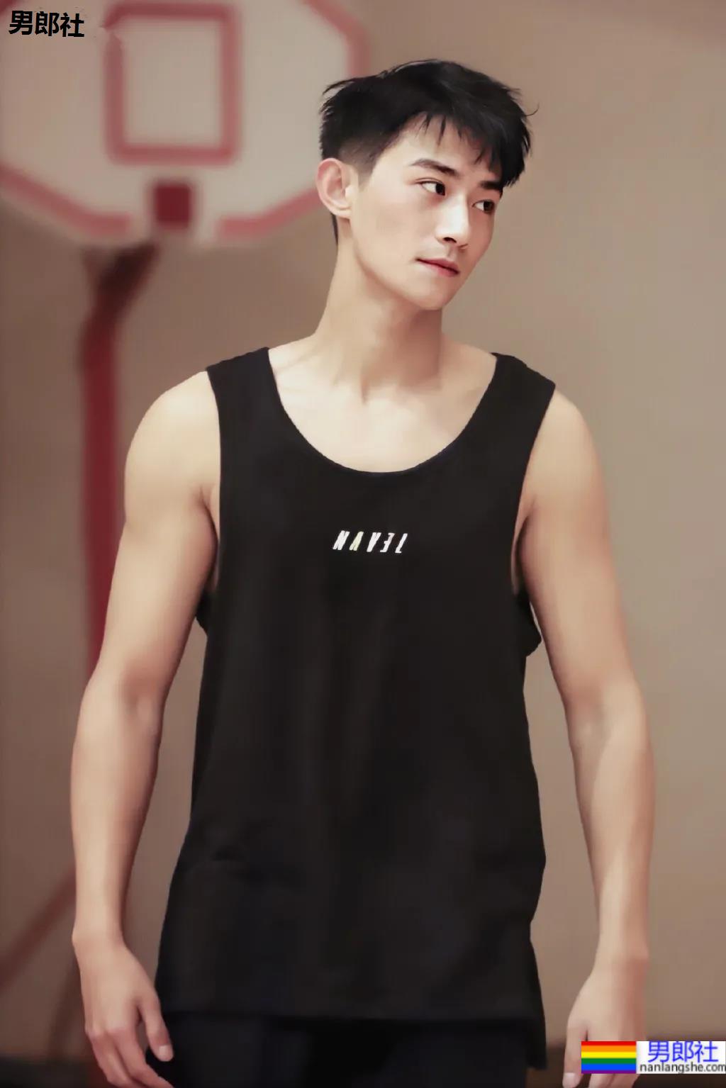 寸头薄肌小狼狗帅出圈,又狼又奶的这张脸也太可了吧! - 51虹马 寸头薄肌小狼狗帅出圈,又狼又奶的这张脸也太可了吧! - 51虹马