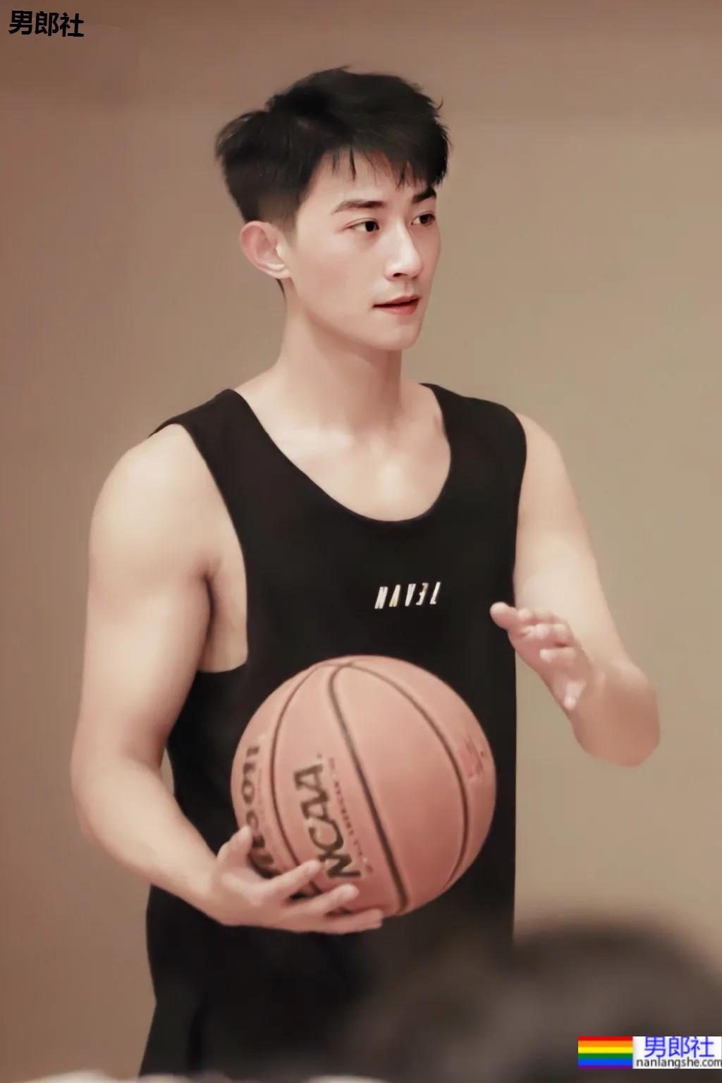 寸头薄肌小狼狗帅出圈,又狼又奶的这张脸也太可了吧! - 51虹马 寸头薄肌小狼狗帅出圈,又狼又奶的这张脸也太可了吧! - 51虹马