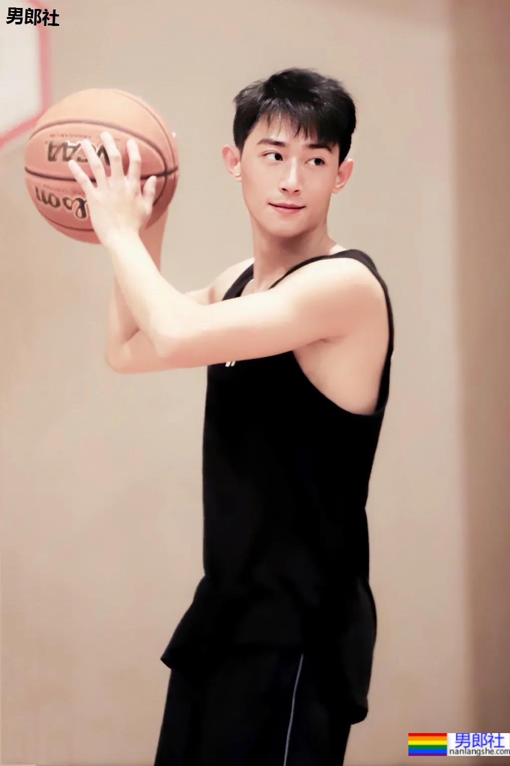 寸头薄肌小狼狗帅出圈,又狼又奶的这张脸也太可了吧! - 51虹马 寸头薄肌小狼狗帅出圈,又狼又奶的这张脸也太可了吧! - 51虹马