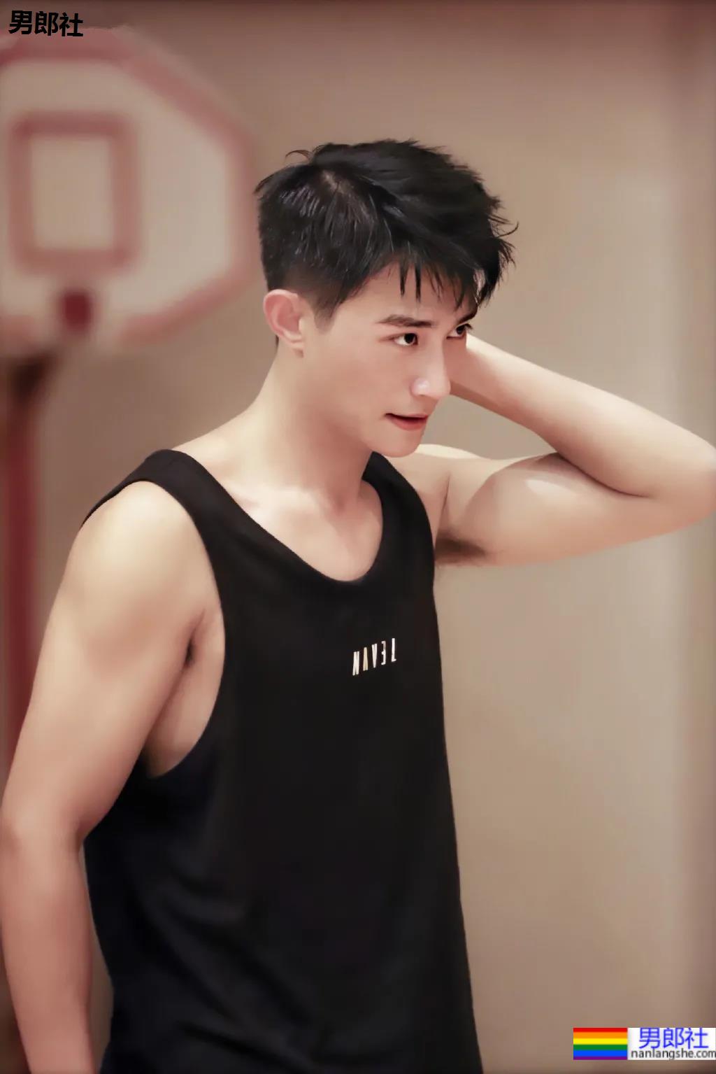 寸头薄肌小狼狗帅出圈,又狼又奶的这张脸也太可了吧! - 51虹马 寸头薄肌小狼狗帅出圈,又狼又奶的这张脸也太可了吧! - 51虹马