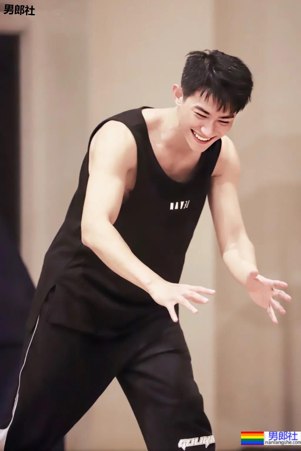 寸头薄肌小狼狗帅出圈,又狼又奶的这张脸也太可了吧! - 51虹马 寸头薄肌小狼狗帅出圈,又狼又奶的这张脸也太可了吧! - 51虹马