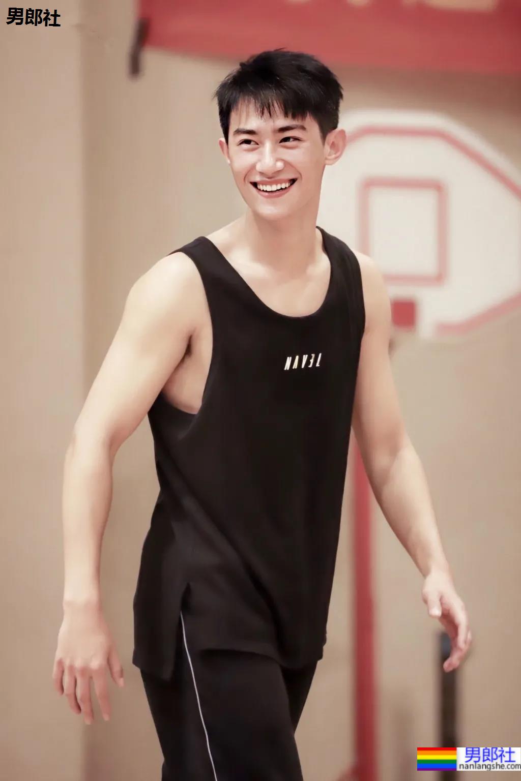 寸头薄肌小狼狗帅出圈,又狼又奶的这张脸也太可了吧! - 51虹马 寸头薄肌小狼狗帅出圈,又狼又奶的这张脸也太可了吧! - 51虹马