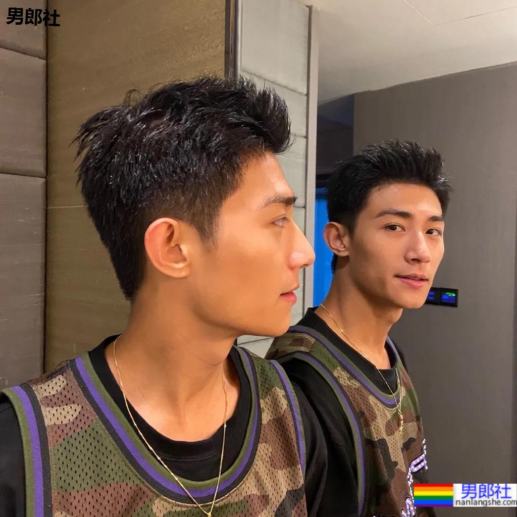 寸头薄肌小狼狗帅出圈,又狼又奶的这张脸也太可了吧! - 51虹马 寸头薄肌小狼狗帅出圈,又狼又奶的这张脸也太可了吧! - 51虹马