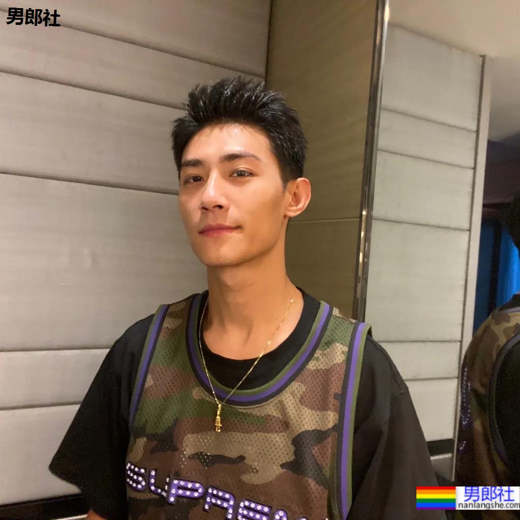 寸头薄肌小狼狗帅出圈,又狼又奶的这张脸也太可了吧! - 51虹马 寸头薄肌小狼狗帅出圈,又狼又奶的这张脸也太可了吧! - 51虹马