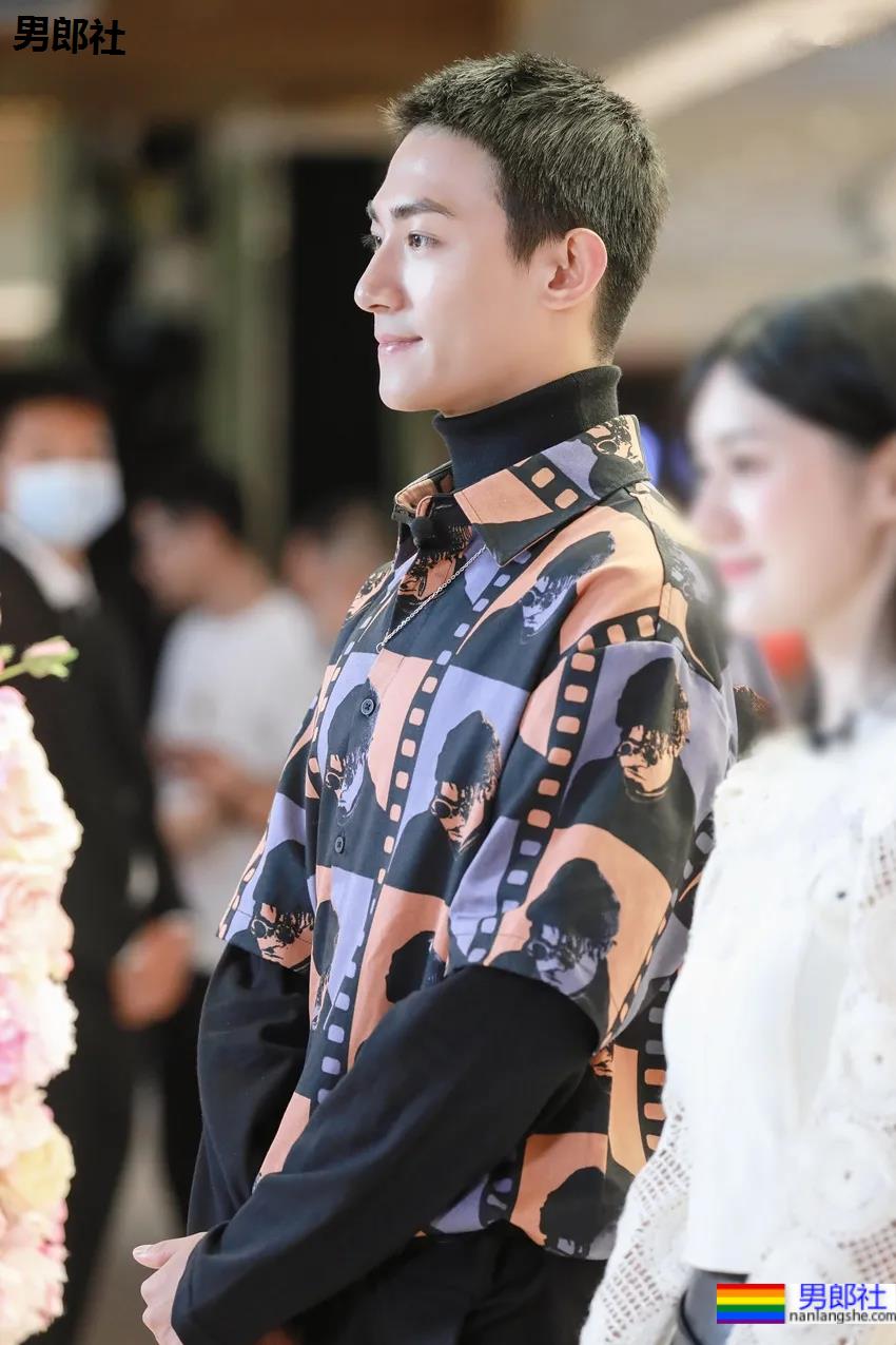 寸头薄肌小狼狗帅出圈,又狼又奶的这张脸也太可了吧! - 51虹马 寸头薄肌小狼狗帅出圈,又狼又奶的这张脸也太可了吧! - 51虹马