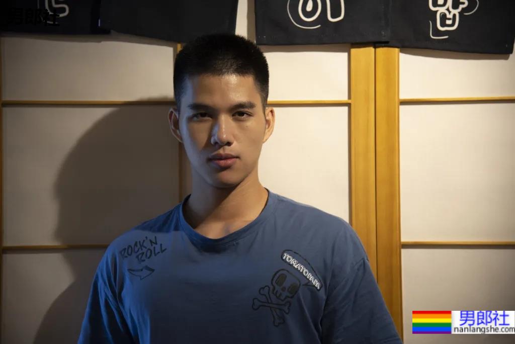 直男脸6块腹肌帅哥，符合你择偶标准？ - 51虹马