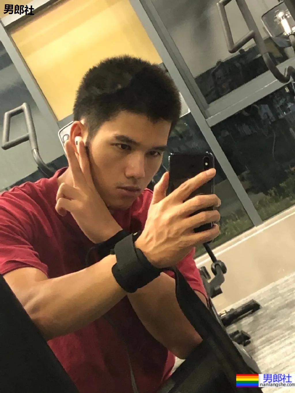 直男脸6块腹肌帅哥，符合你择偶标准？ - 51虹马