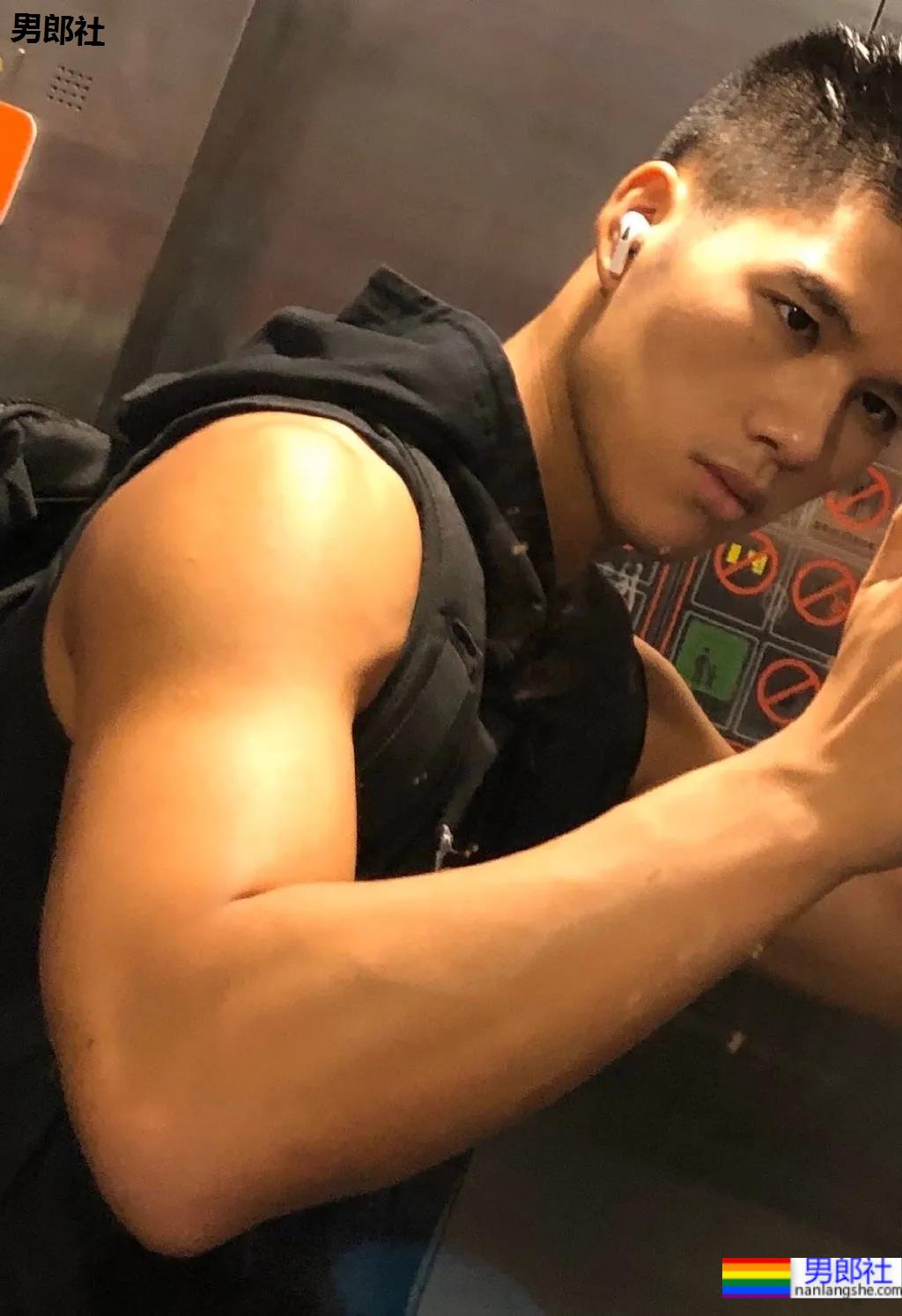 直男脸6块腹肌帅哥，符合你择偶标准？ - 51虹马