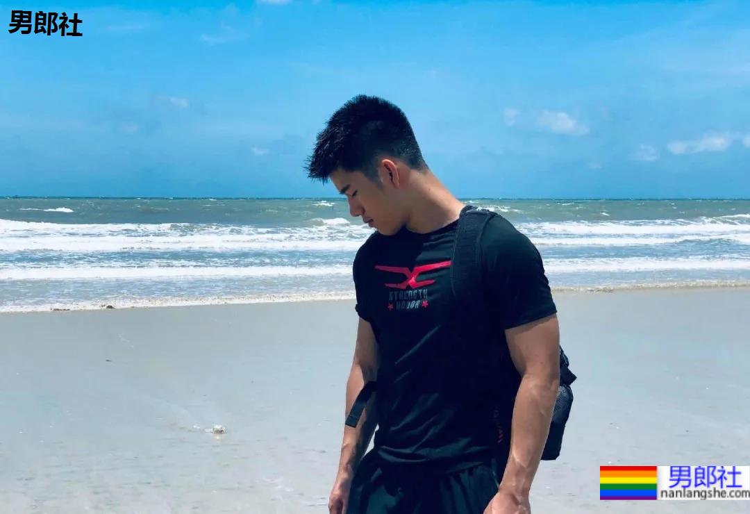 直男脸6块腹肌帅哥，符合你择偶标准？ - 51虹马