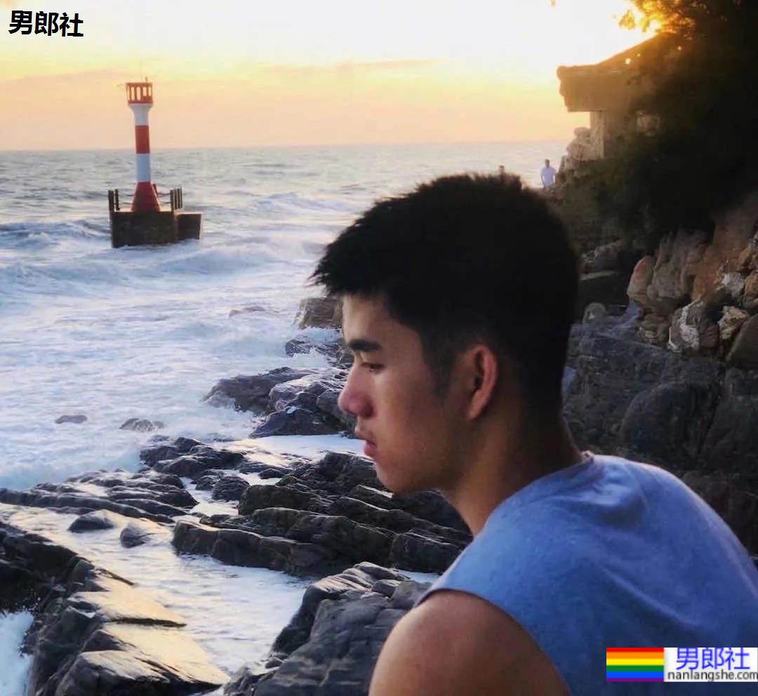 直男脸6块腹肌帅哥，符合你择偶标准？ - 51虹马