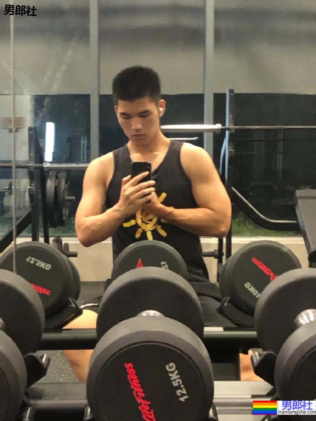 直男脸6块腹肌帅哥，符合你择偶标准？ - 51虹马