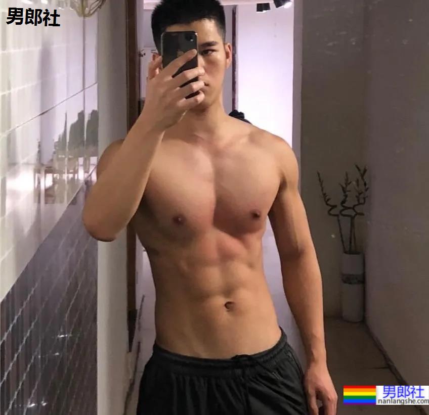 直男脸6块腹肌帅哥，符合你择偶标准？ - 51虹马