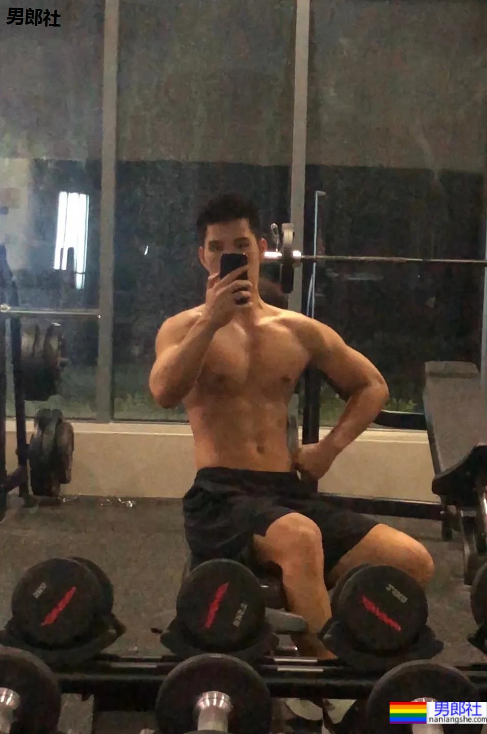 直男脸6块腹肌帅哥，符合你择偶标准？ - 51虹马