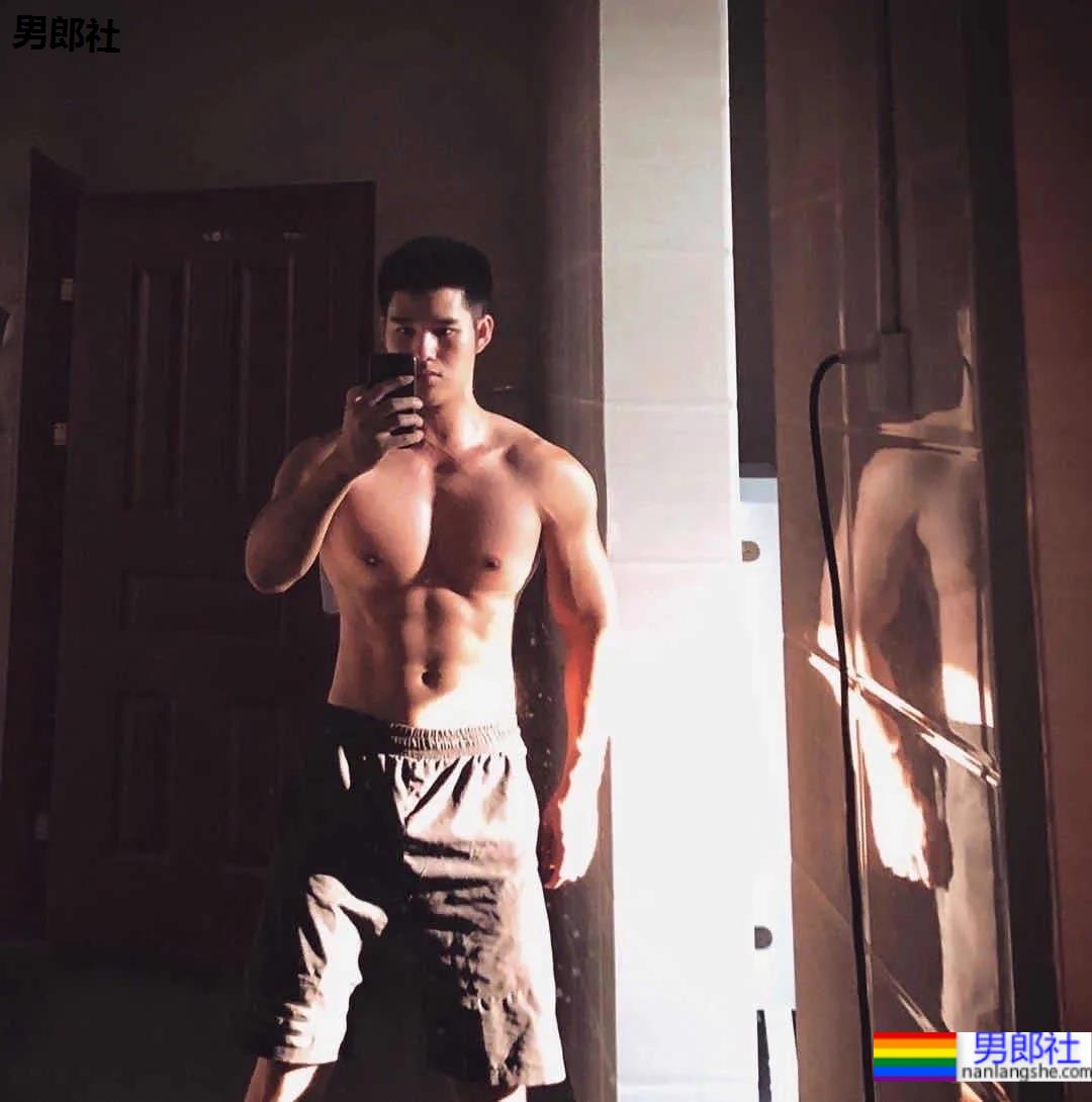 直男脸6块腹肌帅哥，符合你择偶标准？ - 51虹马