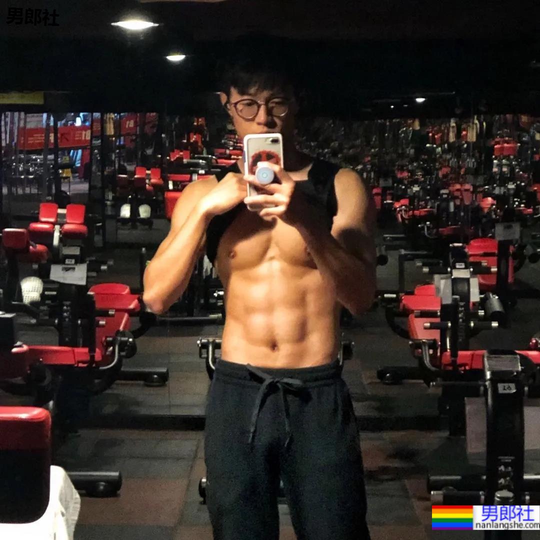 肌肉男生都有的小癖好!?要被这些荷尔蒙爆棚的男人萌化了! - 51虹马 肌肉男生都有的小癖好!?要被这些荷尔蒙爆棚的男人萌化了! - 51虹马