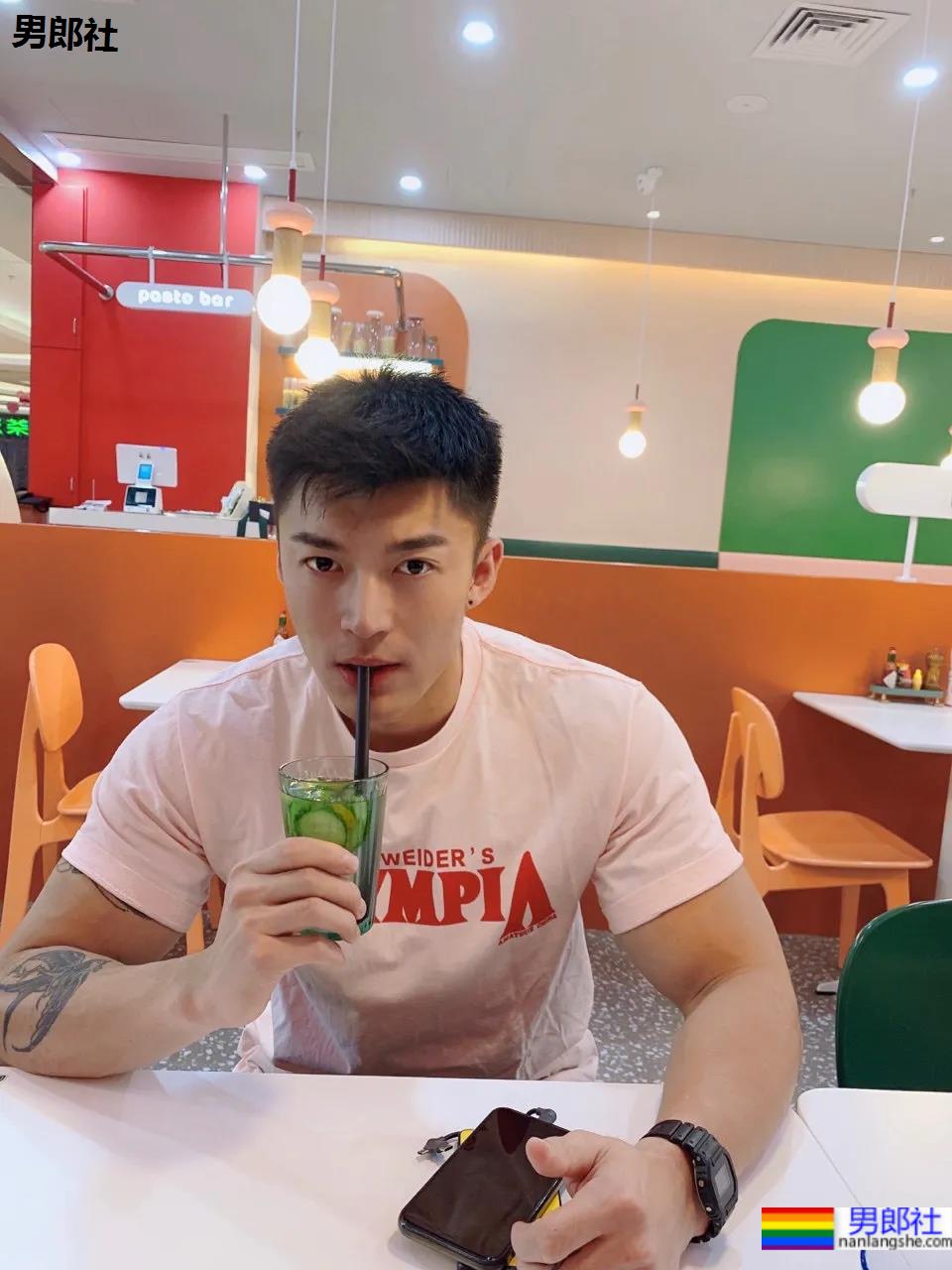 肌肉男生都有的小癖好!?要被这些荷尔蒙爆棚的男人萌化了! - 51虹马 肌肉男生都有的小癖好!?要被这些荷尔蒙爆棚的男人萌化了! - 51虹马