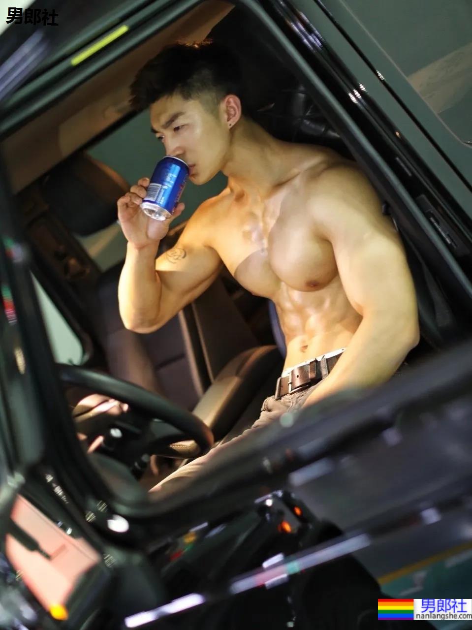 肌肉男生都有的小癖好!?要被这些荷尔蒙爆棚的男人萌化了! - 51虹马 肌肉男生都有的小癖好!?要被这些荷尔蒙爆棚的男人萌化了! - 51虹马