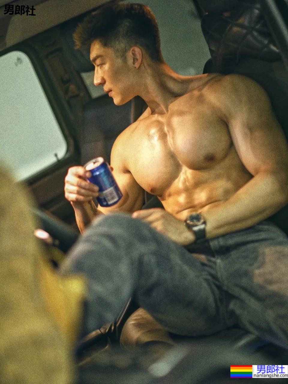 肌肉男生都有的小癖好!?要被这些荷尔蒙爆棚的男人萌化了! - 51虹马 肌肉男生都有的小癖好!?要被这些荷尔蒙爆棚的男人萌化了! - 51虹马