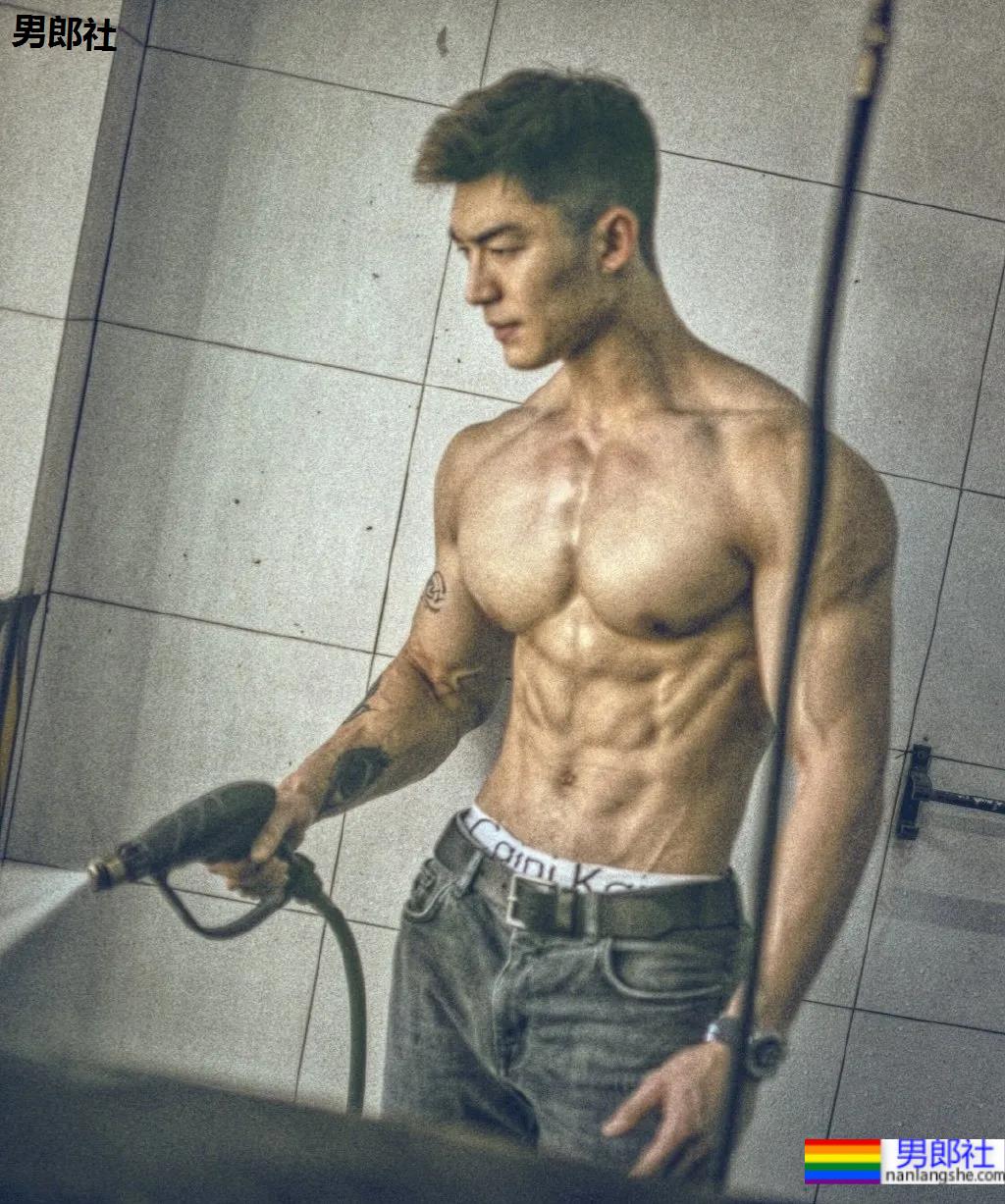 肌肉男生都有的小癖好!?要被这些荷尔蒙爆棚的男人萌化了! - 51虹马 肌肉男生都有的小癖好!?要被这些荷尔蒙爆棚的男人萌化了! - 51虹马