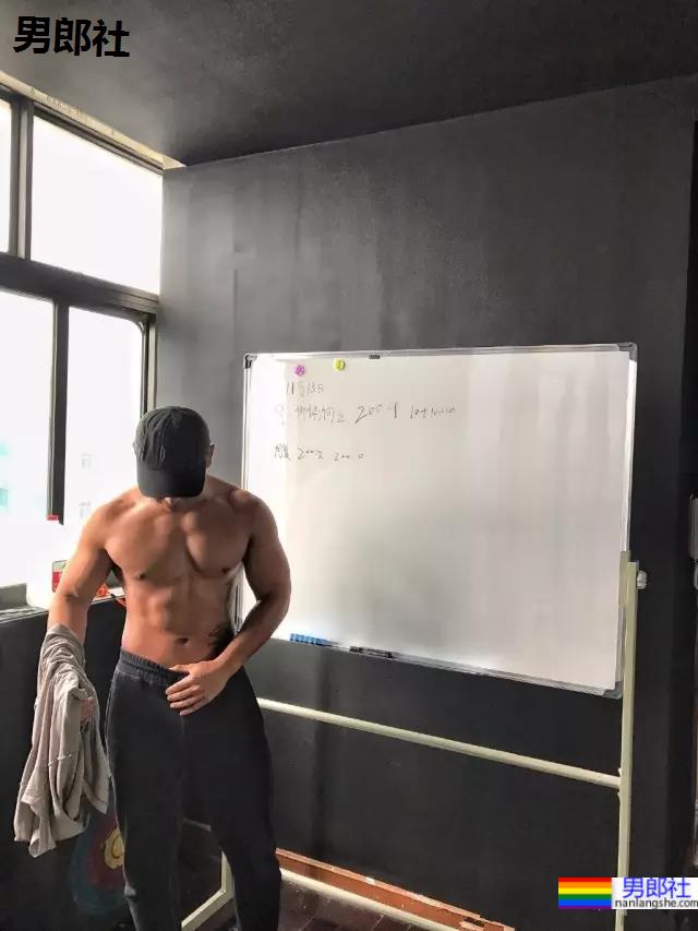 肌肉男生都有的小癖好!?要被这些荷尔蒙爆棚的男人萌化了! - 51虹马 肌肉男生都有的小癖好!?要被这些荷尔蒙爆棚的男人萌化了! - 51虹马