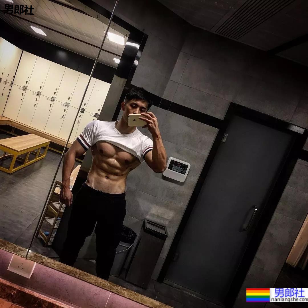 肌肉男生都有的小癖好!?要被这些荷尔蒙爆棚的男人萌化了! - 51虹马 肌肉男生都有的小癖好!?要被这些荷尔蒙爆棚的男人萌化了! - 51虹马