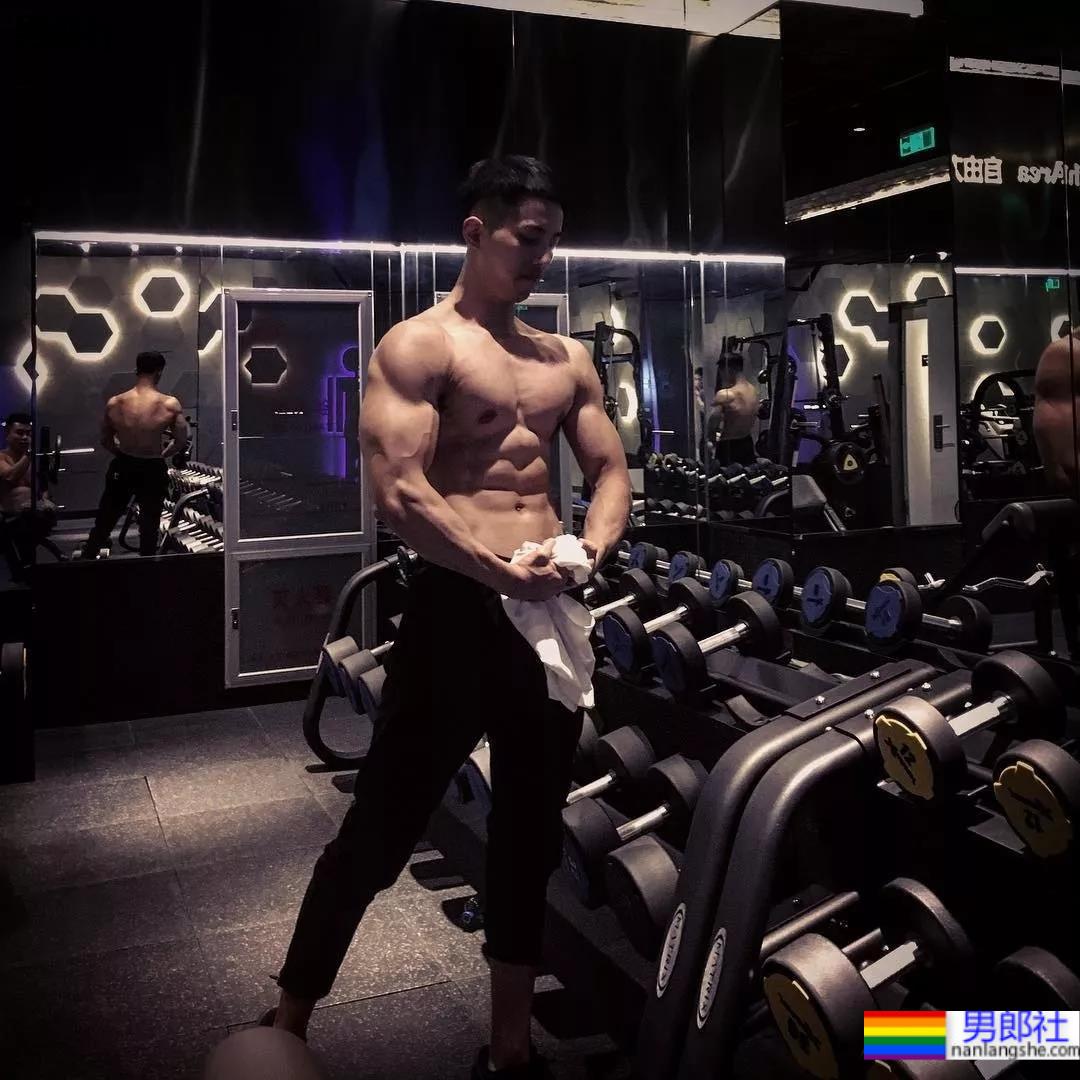 肌肉男生都有的小癖好!?要被这些荷尔蒙爆棚的男人萌化了! - 51虹马 肌肉男生都有的小癖好!?要被这些荷尔蒙爆棚的男人萌化了! - 51虹马