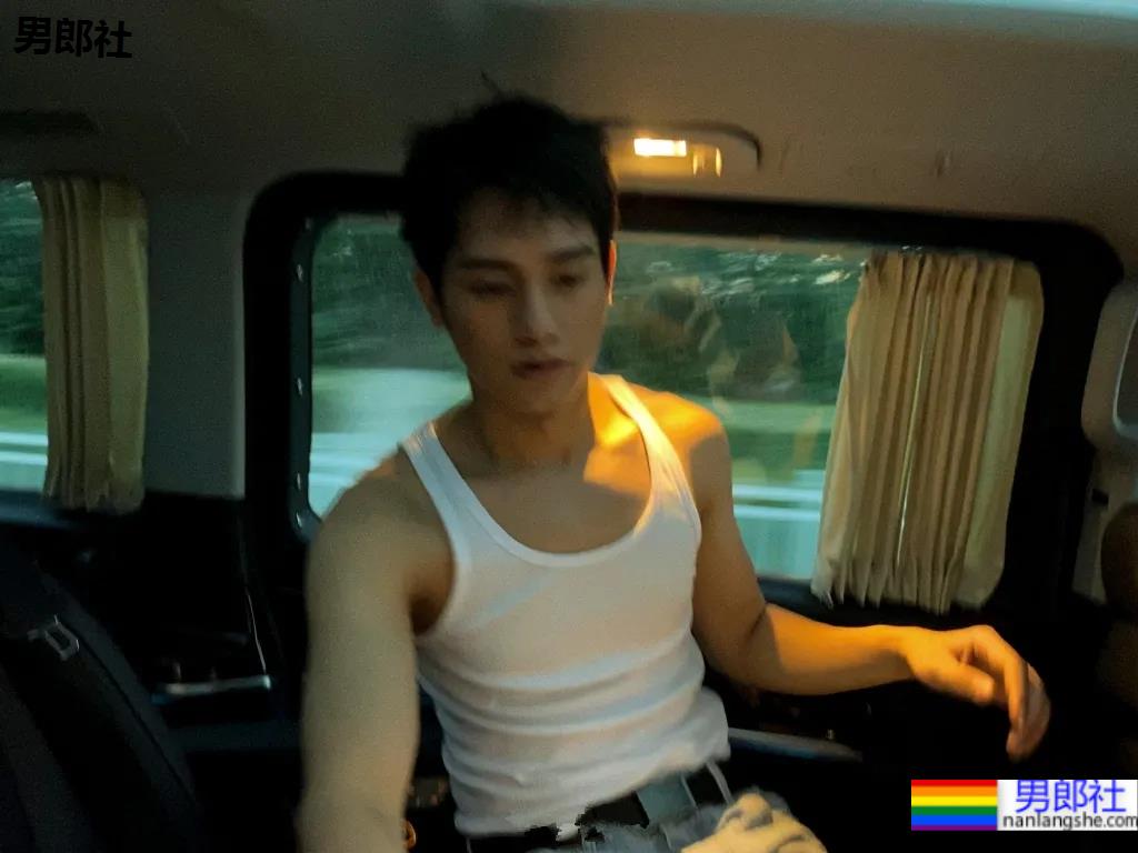 高级脸冷淡型小狼狗，这颜值我可以反复恋爱！ - 51虹马