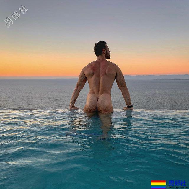 好久不见的「救世美臀」，你也成为他的信徒了吗？ - 51虹马