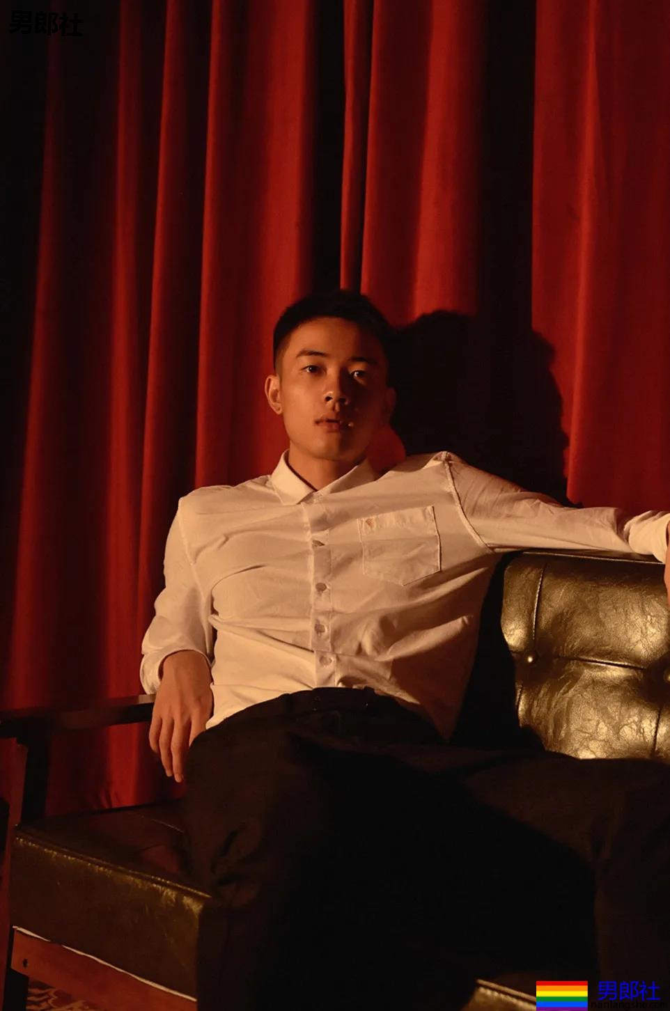 寸头腹肌体育生拍正装写真，这田径肌肉弟弟的腹肌真是绝了！-51虹马