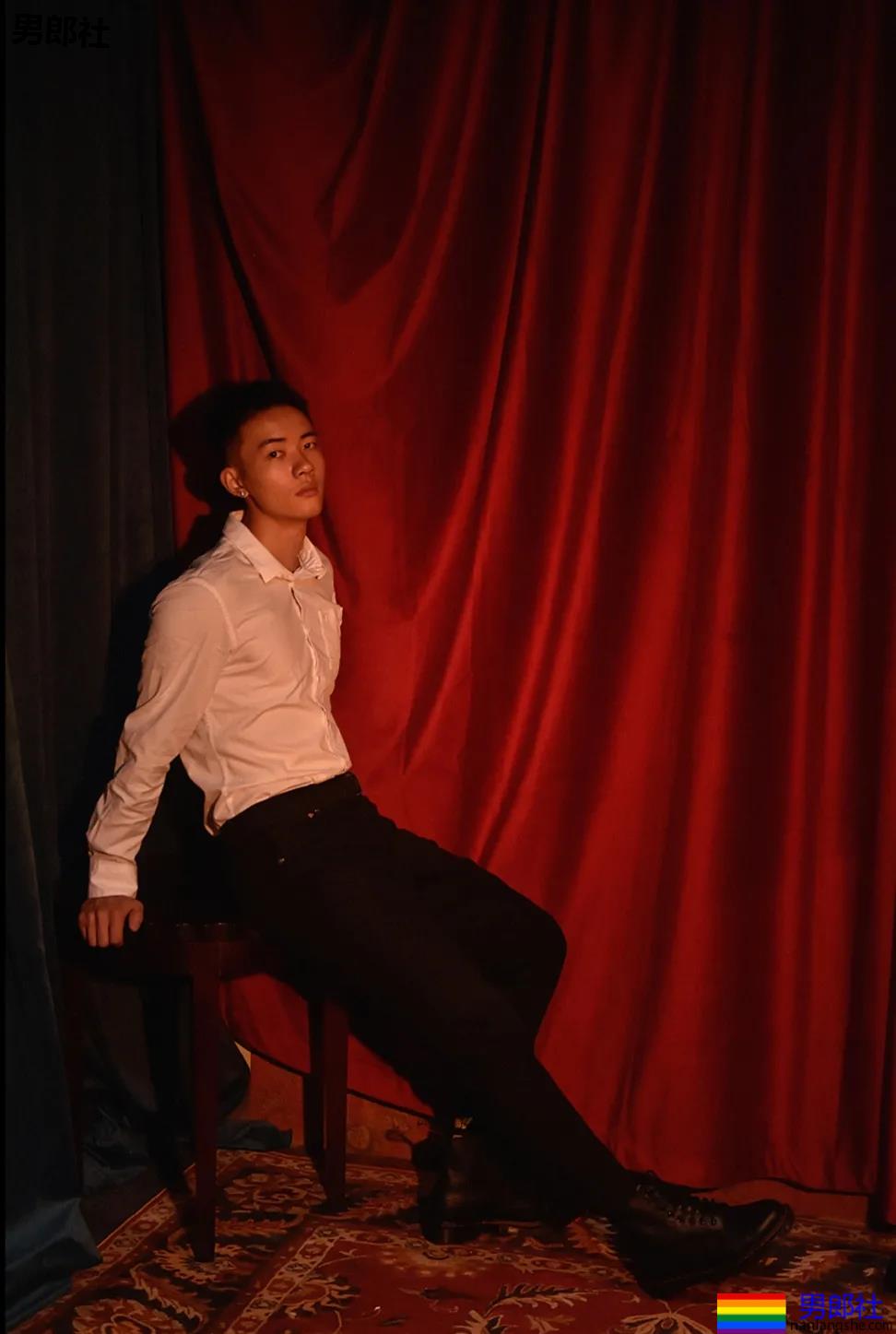 寸头腹肌体育生拍正装写真，这田径肌肉弟弟的腹肌真是绝了！ - 51虹马