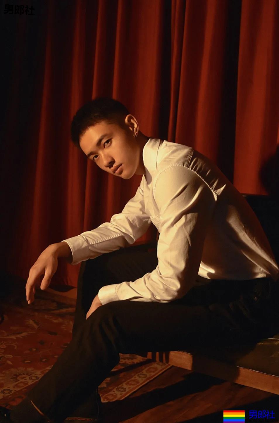 寸头腹肌体育生拍正装写真，这田径肌肉弟弟的腹肌真是绝了！ - 51虹马