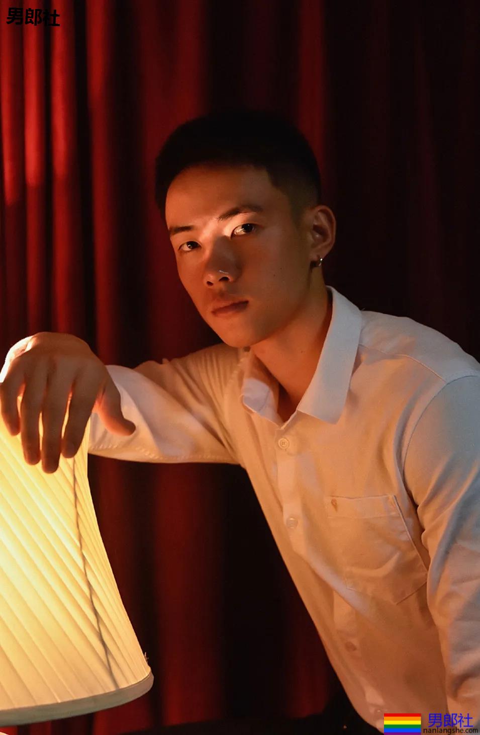 寸头腹肌体育生拍正装写真，这田径肌肉弟弟的腹肌真是绝了！ - 51虹马