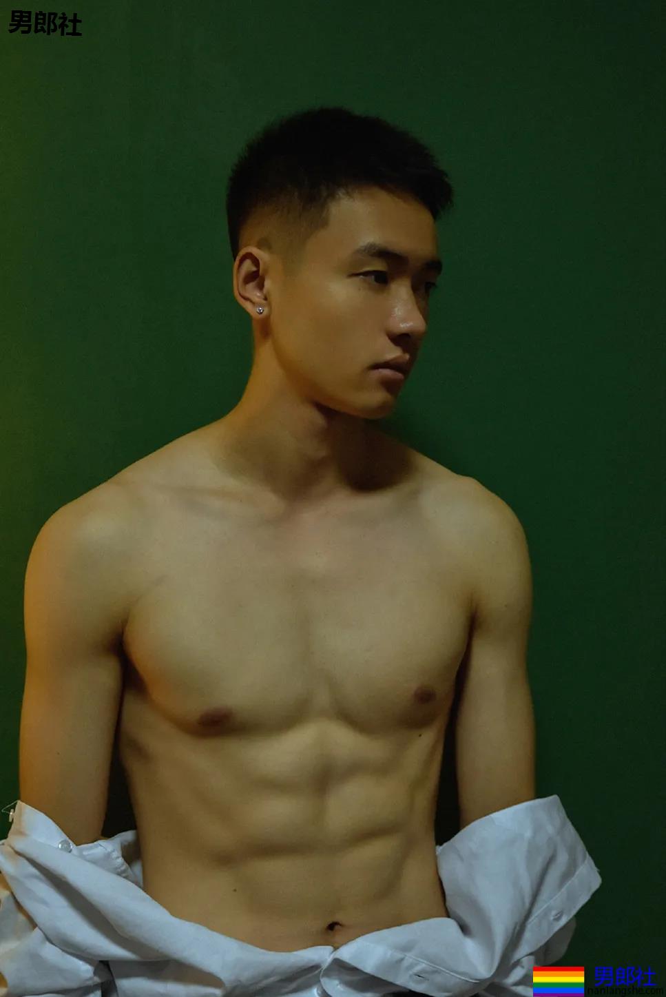 寸头腹肌体育生拍正装写真，这田径肌肉弟弟的腹肌真是绝了！ - 51虹马