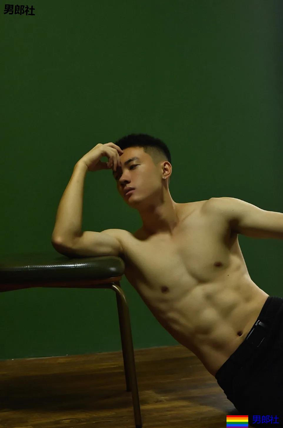 寸头腹肌体育生拍正装写真，这田径肌肉弟弟的腹肌真是绝了！ - 51虹马