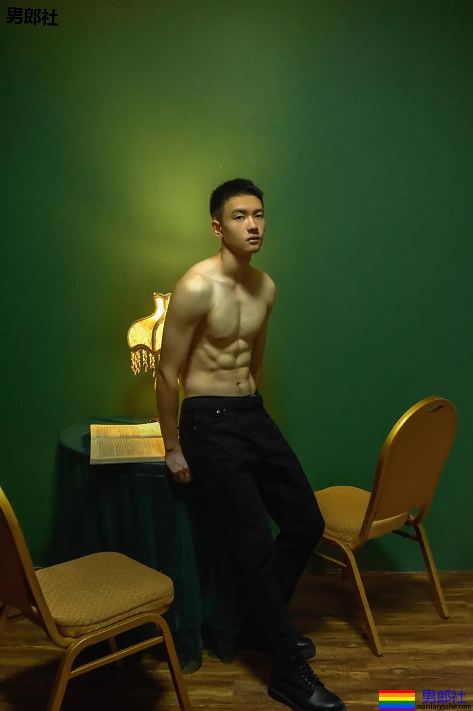 寸头腹肌体育生拍正装写真，这田径肌肉弟弟的腹肌真是绝了！ - 51虹马