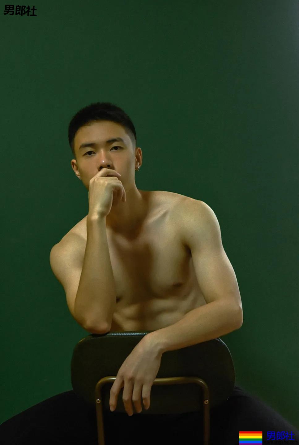 寸头腹肌体育生拍正装写真，这田径肌肉弟弟的腹肌真是绝了！ - 51虹马