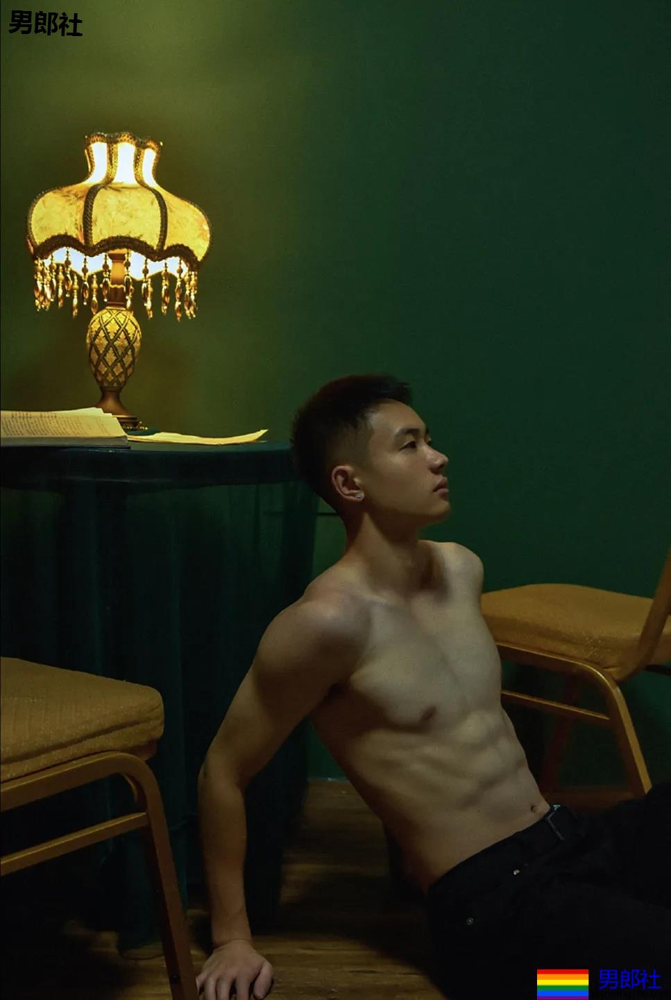 寸头腹肌体育生拍正装写真，这田径肌肉弟弟的腹肌真是绝了！ - 51虹马