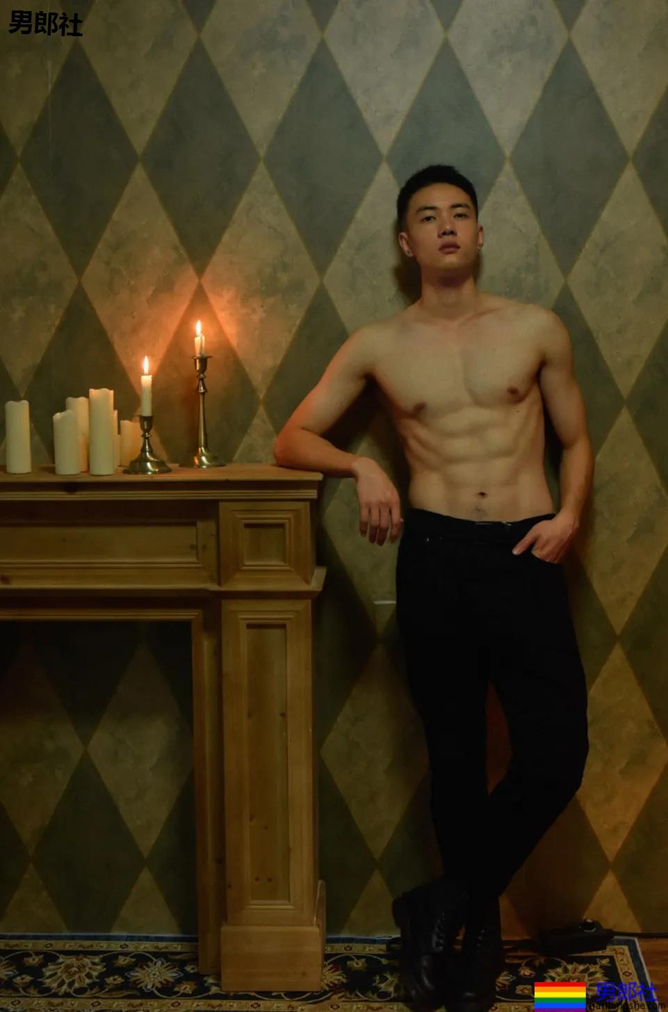 寸头腹肌体育生拍正装写真，这田径肌肉弟弟的腹肌真是绝了！ - 51虹马