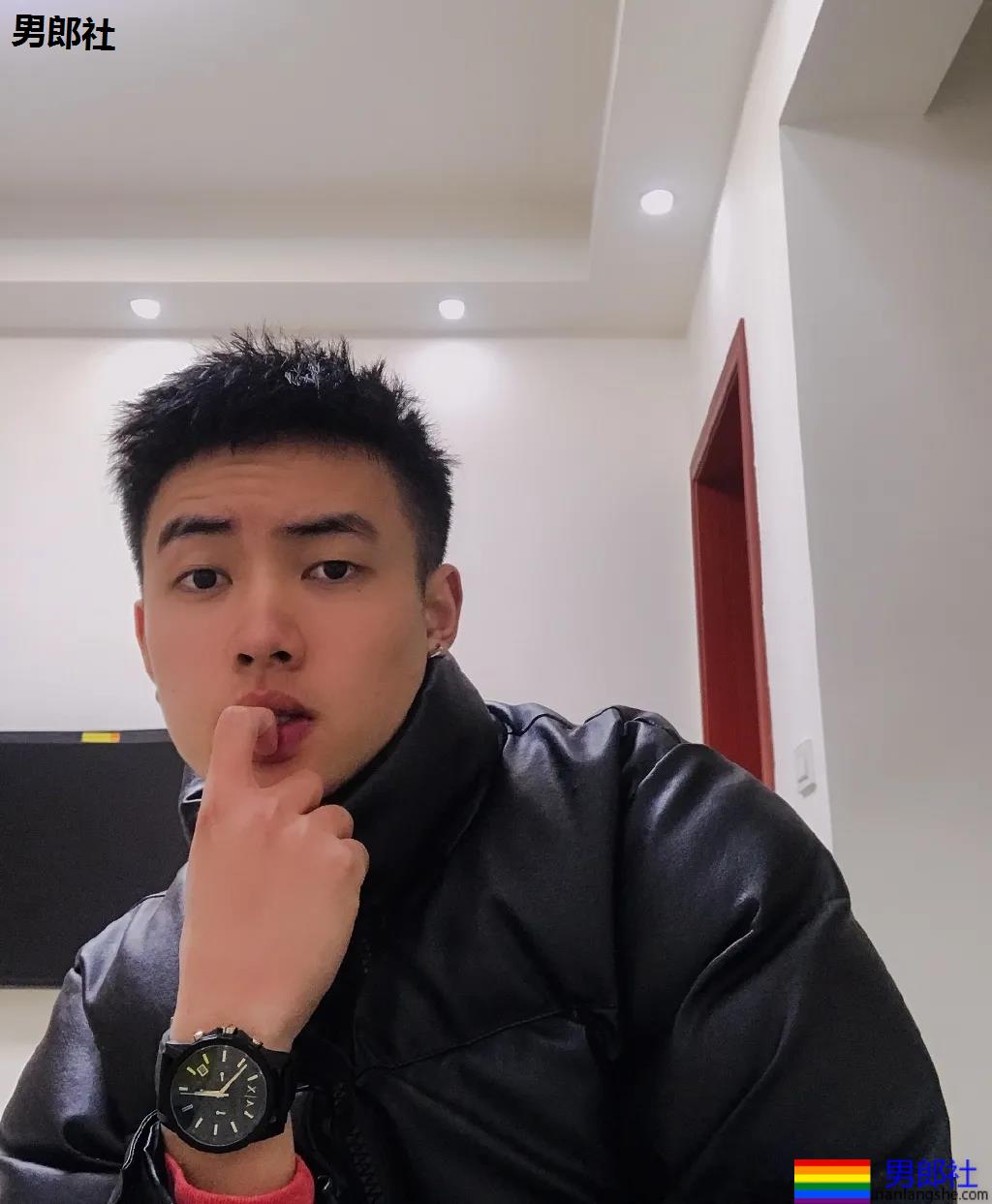 寸头腹肌体育生拍正装写真，这田径肌肉弟弟的腹肌真是绝了！ - 51虹马