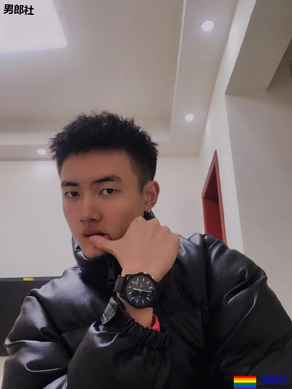 寸头腹肌体育生拍正装写真，这田径肌肉弟弟的腹肌真是绝了！ - 51虹马