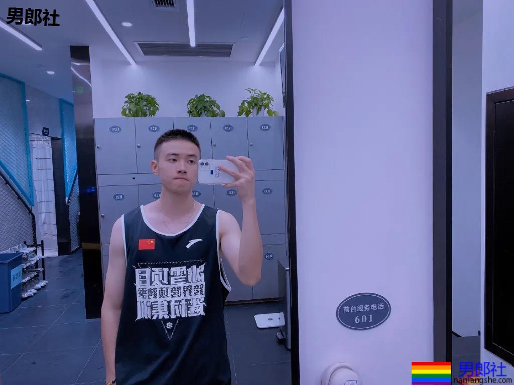 寸头腹肌体育生拍正装写真，这田径肌肉弟弟的腹肌真是绝了！ - 51虹马