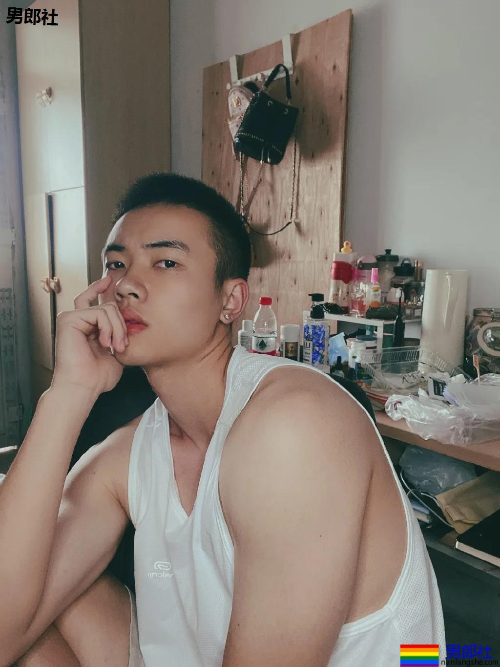 寸头腹肌体育生拍正装写真，这田径肌肉弟弟的腹肌真是绝了！ - 51虹马