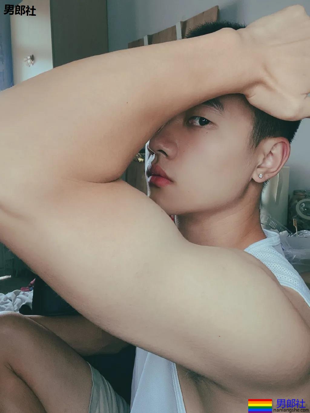 寸头腹肌体育生拍正装写真，这田径肌肉弟弟的腹肌真是绝了！ - 51虹马