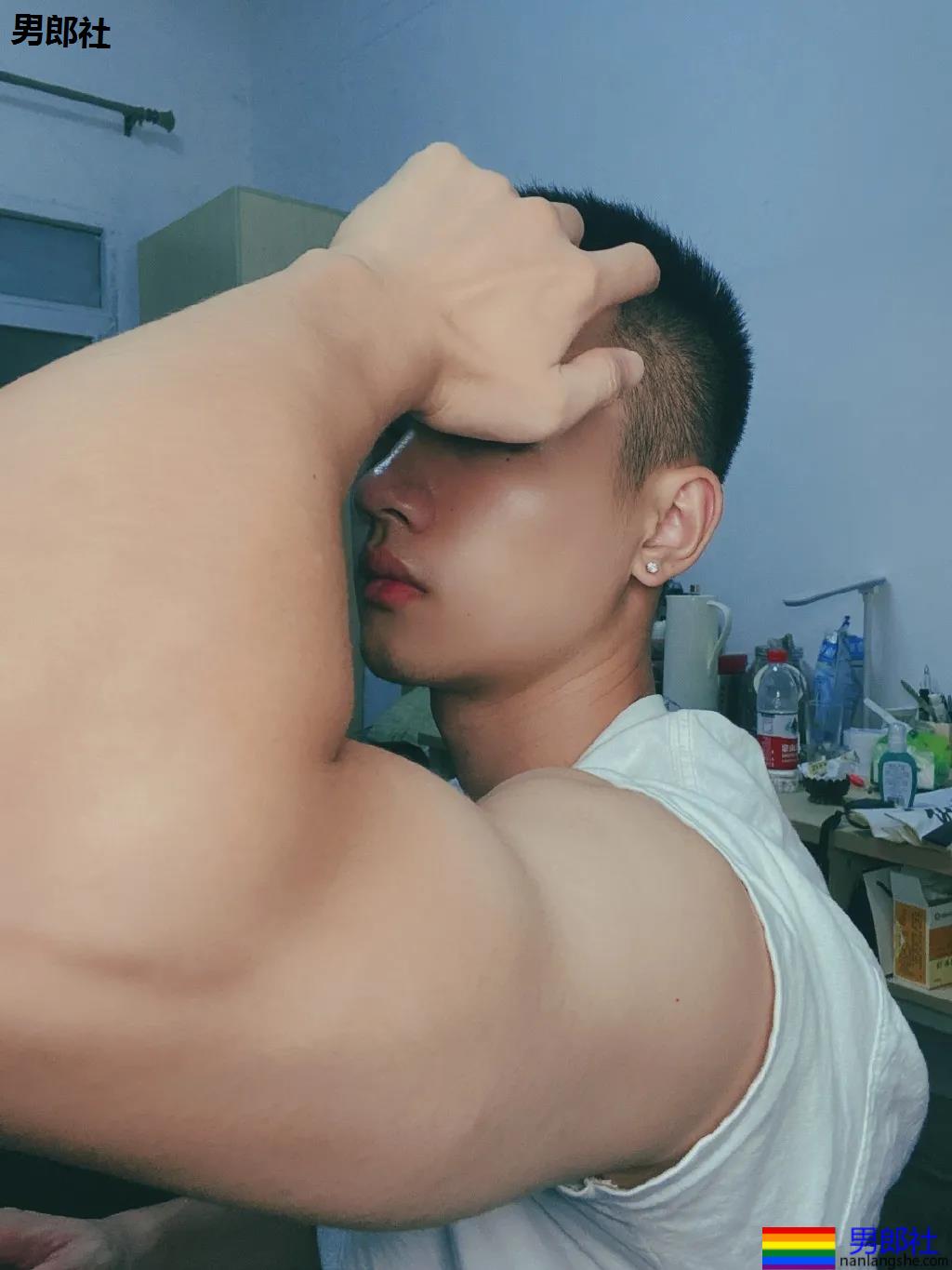 寸头腹肌体育生拍正装写真，这田径肌肉弟弟的腹肌真是绝了！ - 51虹马