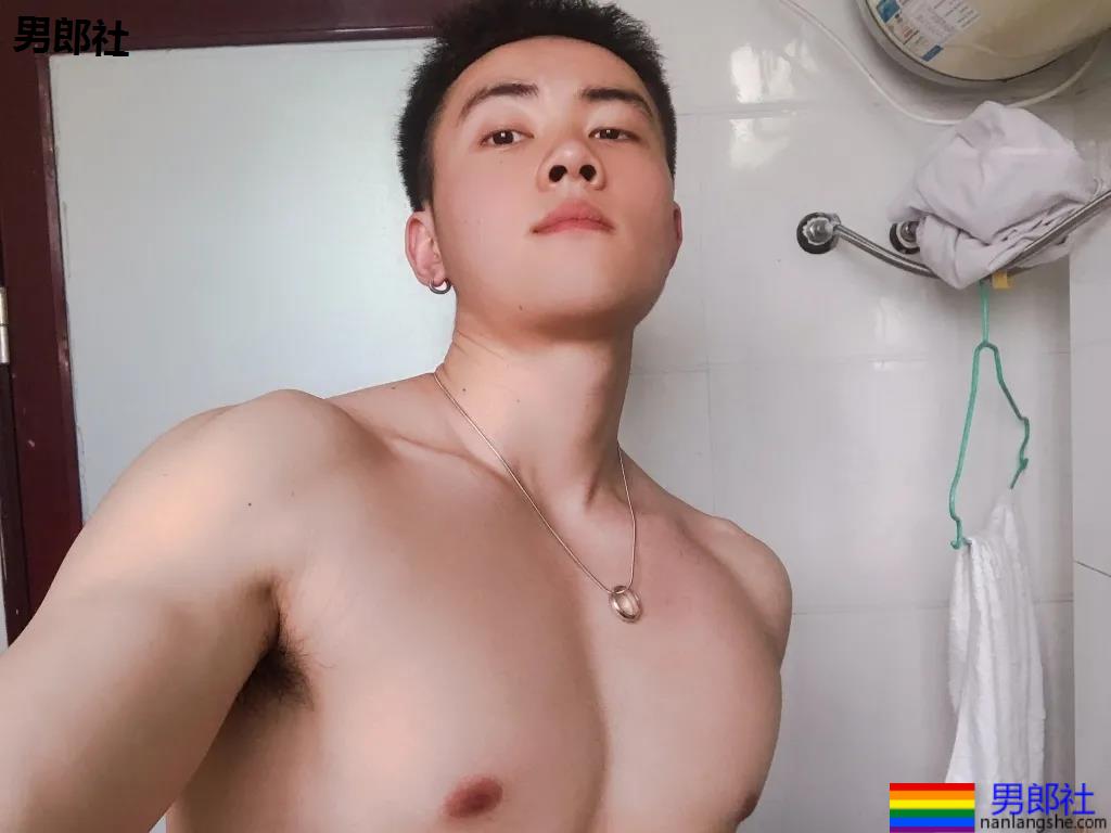 寸头腹肌体育生拍正装写真，这田径肌肉弟弟的腹肌真是绝了！ - 51虹马