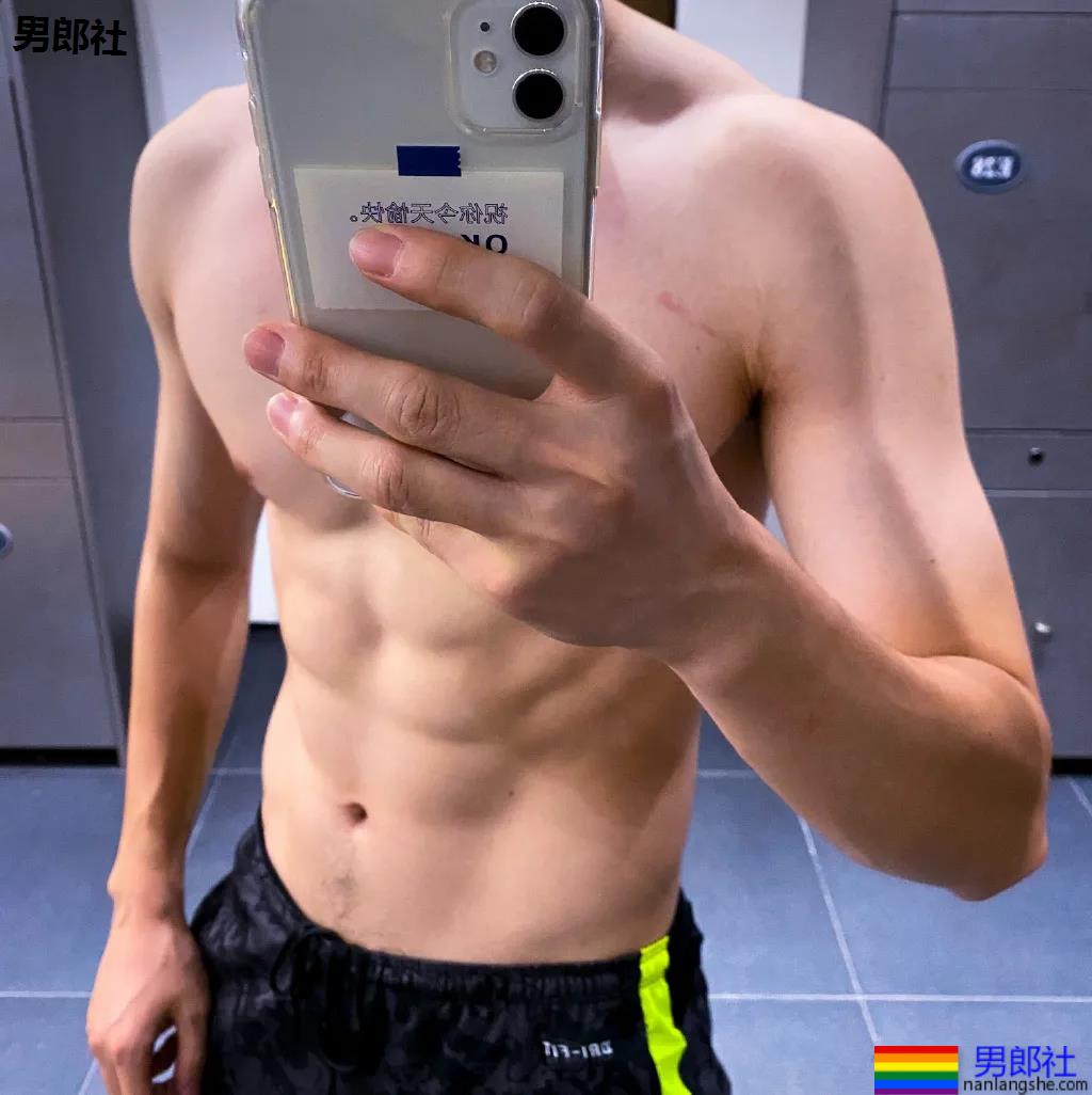 寸头腹肌体育生拍正装写真，这田径肌肉弟弟的腹肌真是绝了！ - 51虹马