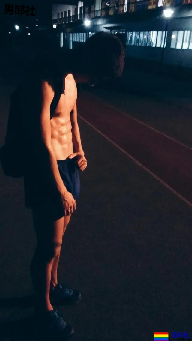 寸头腹肌体育生拍正装写真，这田径肌肉弟弟的腹肌真是绝了！ - 51虹马