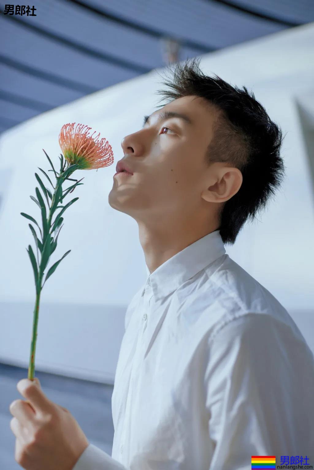 清爽干净的心动少年,这寸头和侧颜也太好看了吧!-51虹马