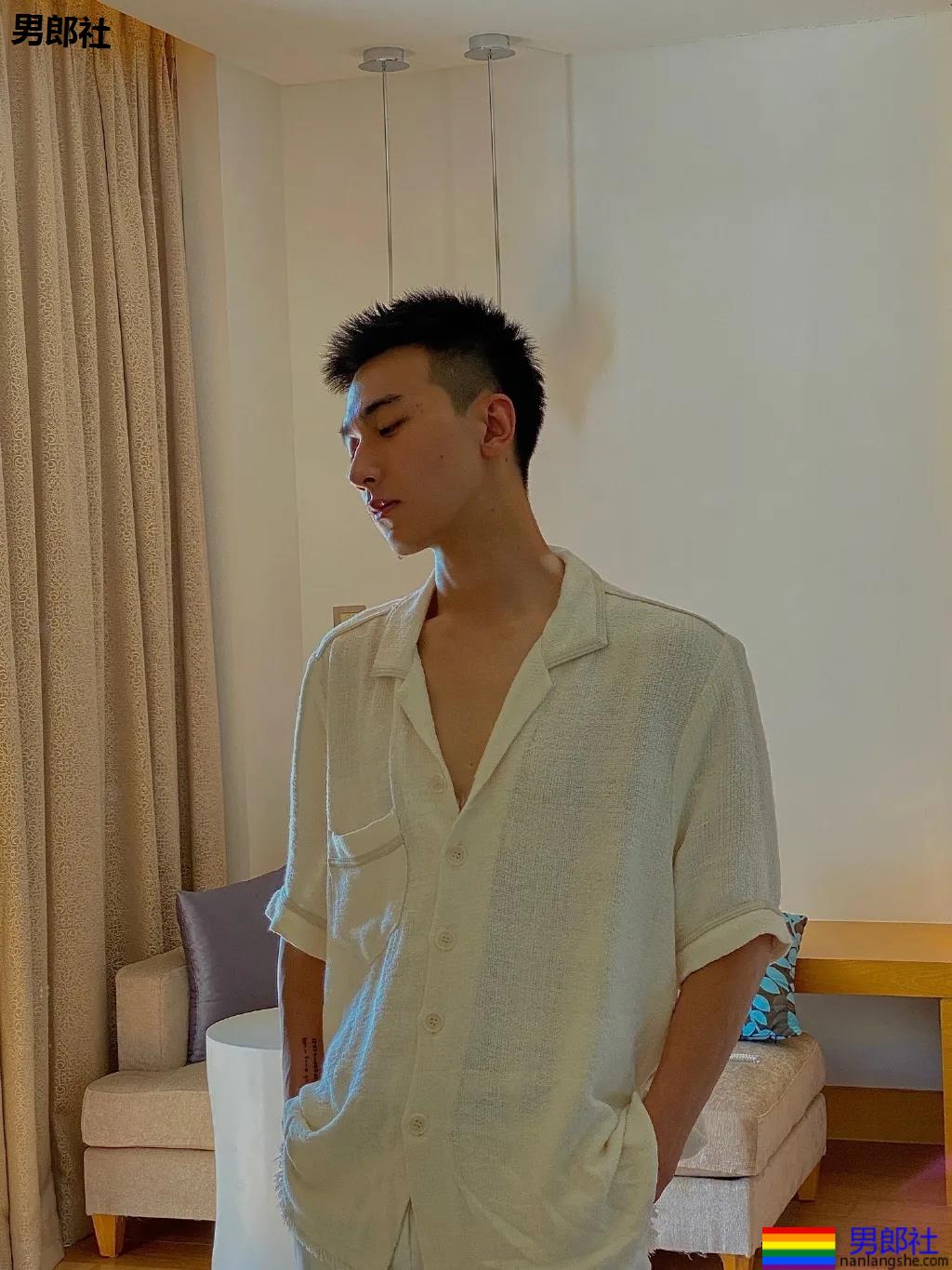 清爽干净的心动少年，这寸头和侧颜也太好看了吧！ - 51虹马